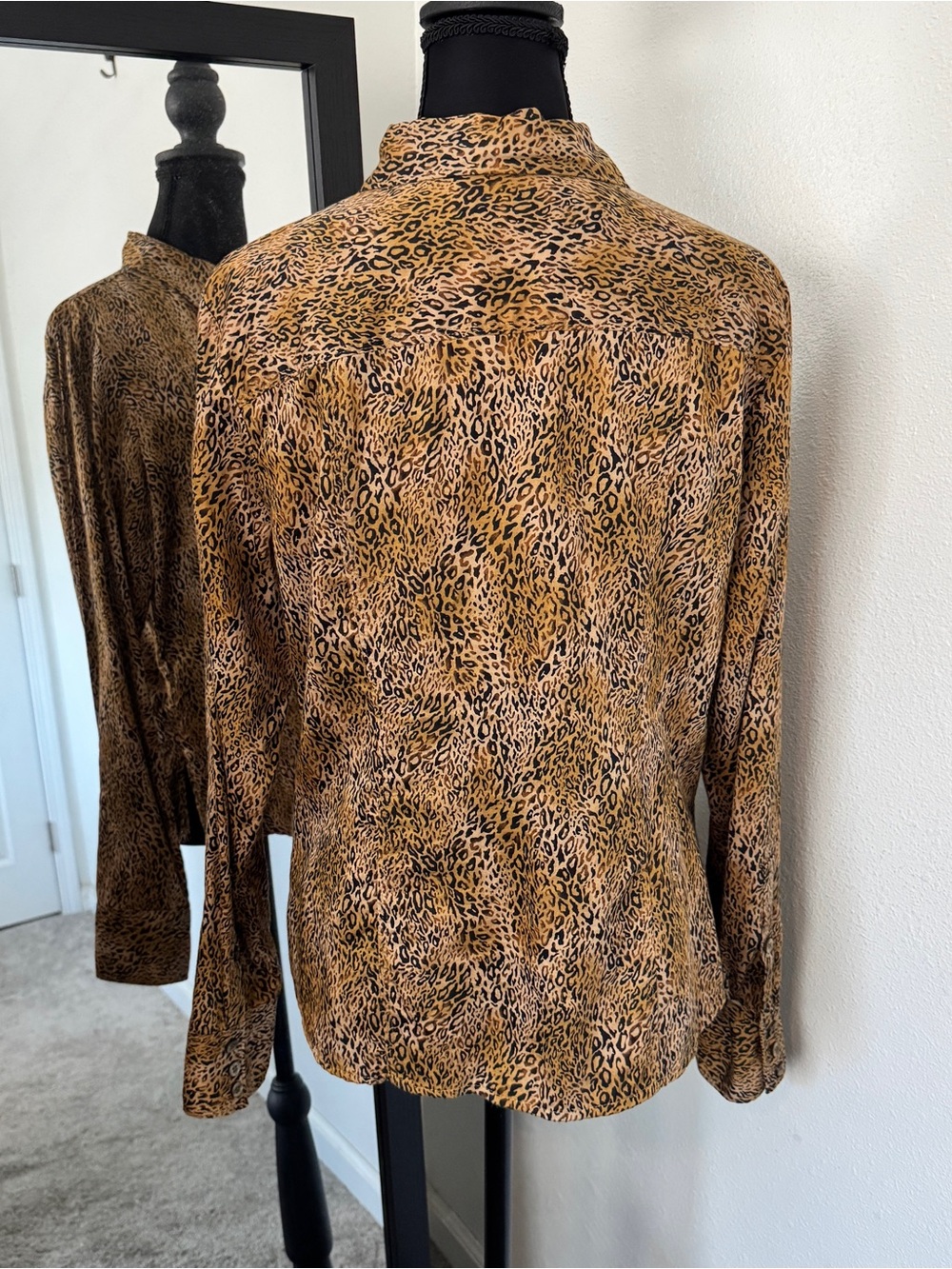 Liz Claiborne Leopard Print Button Front Blouse 100% Cotton Size M - Picture 3 of 5
